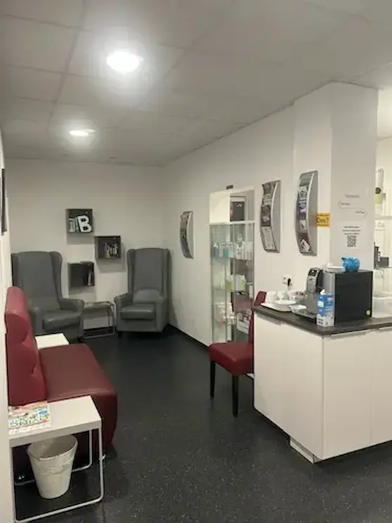 Gem&uuml;tliche Atmosph&auml;re im Wartebereich